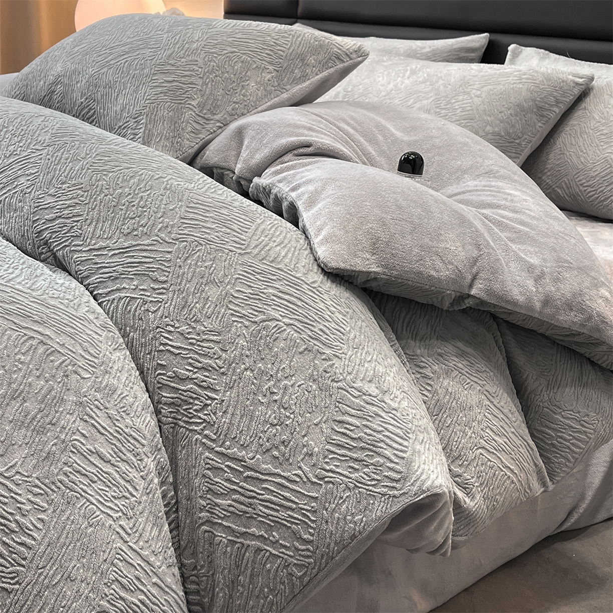 91家纺网 家纺一手货源 找家纺 星座家纺 2025新款牛奶绒雕花四件套 格调-灰