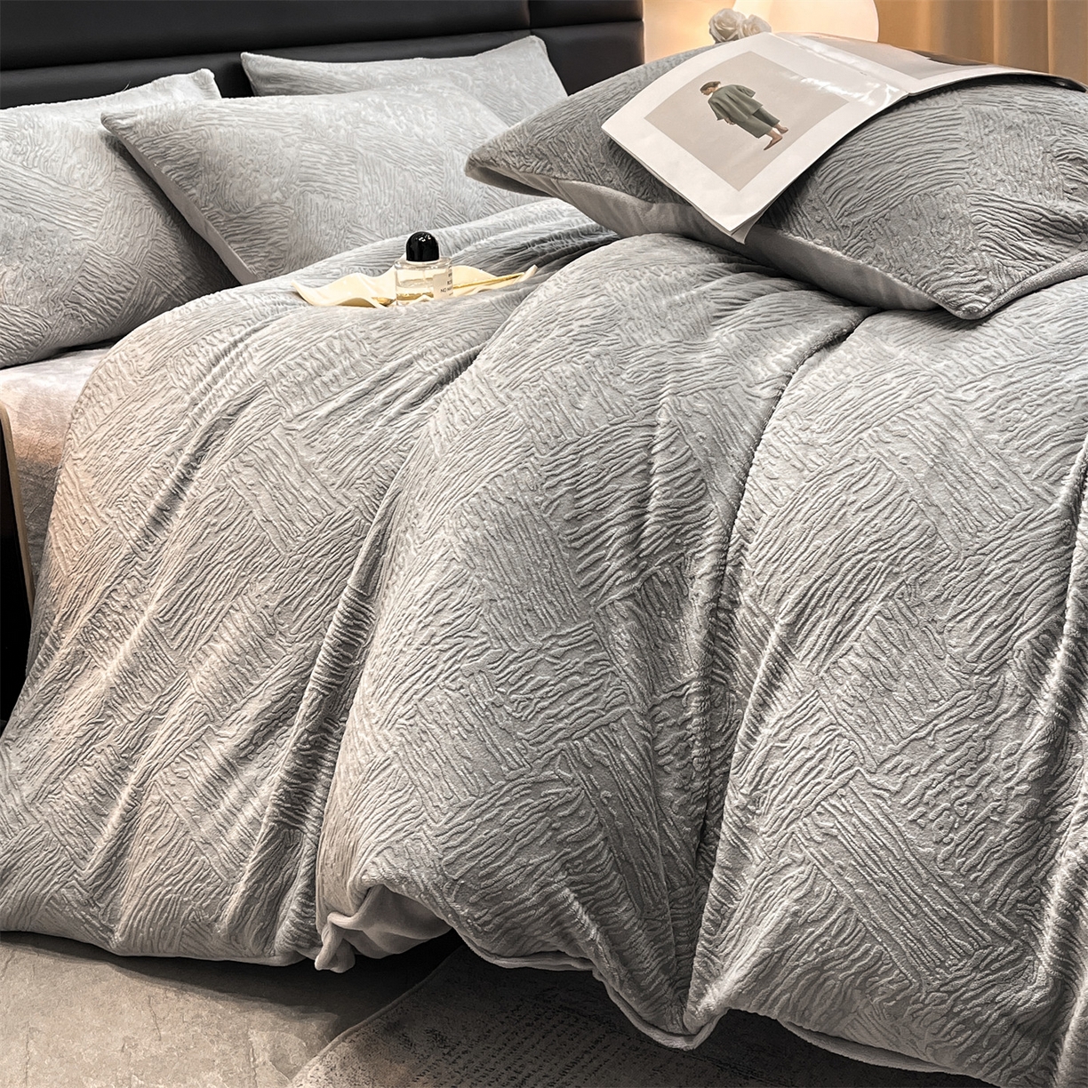 91家纺网 家纺一手货源 找家纺 星座家纺 2025新款牛奶绒雕花四件套 格调-灰