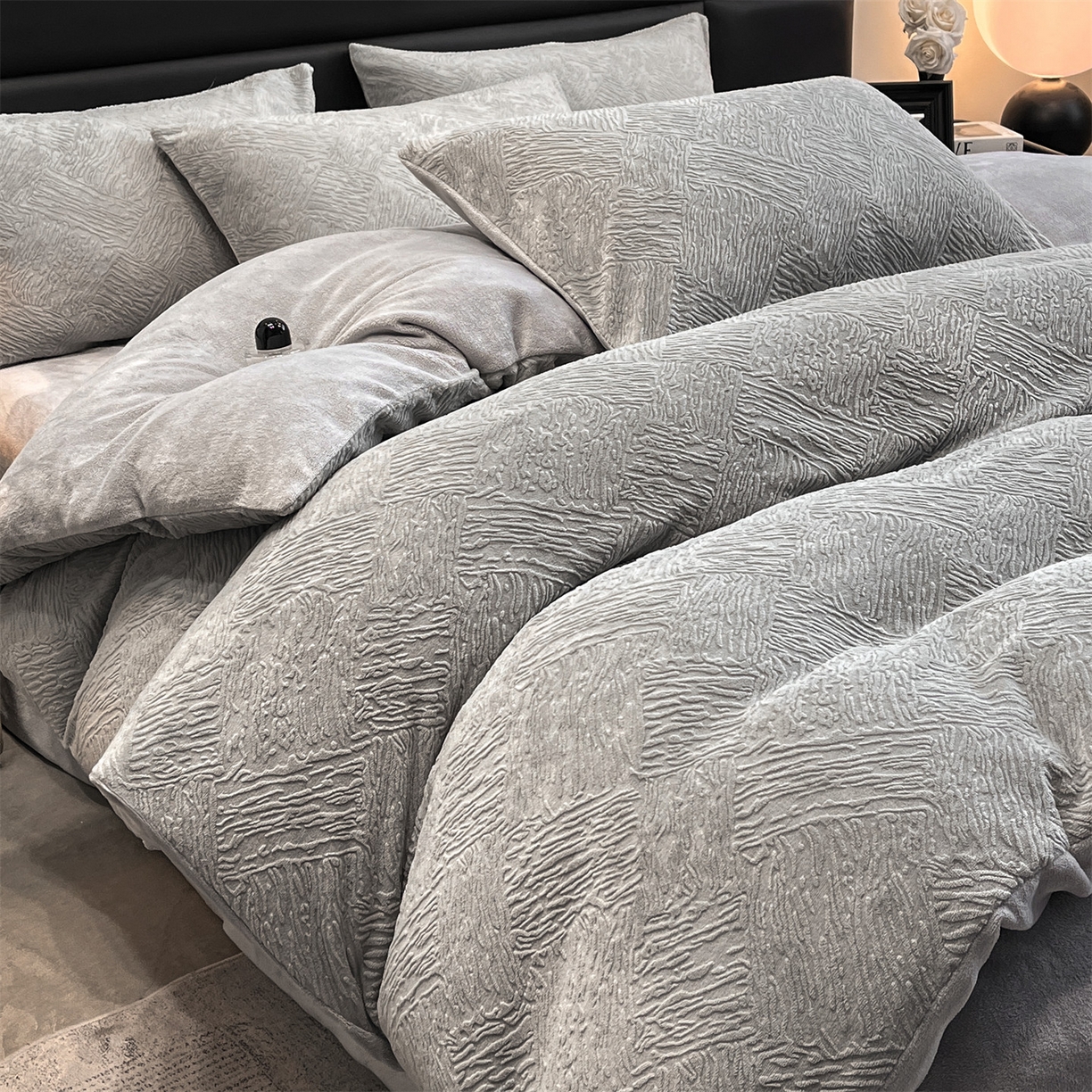 91家纺网 家纺一手货源 找家纺 星座家纺 2025新款牛奶绒雕花四件套 格调-灰