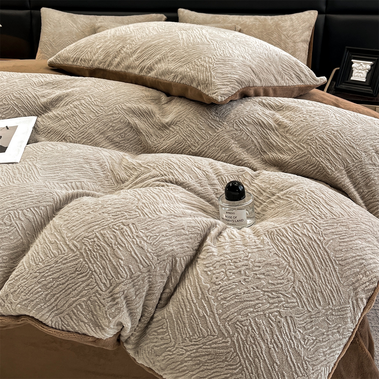 91家纺网 家纺一手货源 找家纺 星座家纺 2025新款牛奶绒雕花四件套 格调-咖