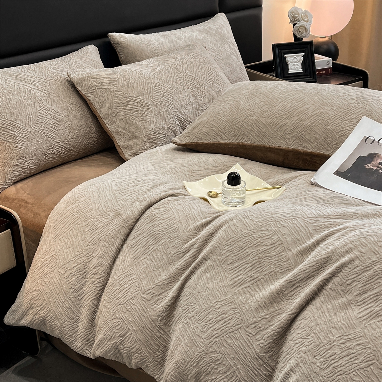 91家纺网 家纺一手货源 找家纺 星座家纺 2025新款牛奶绒雕花四件套 格调-咖