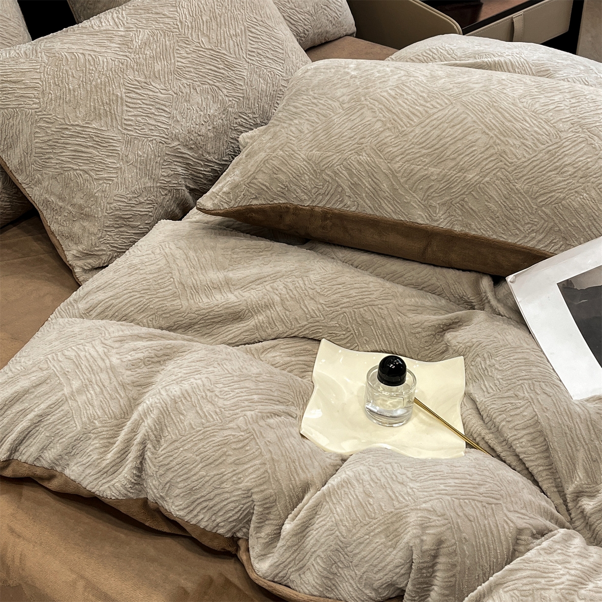 91家纺网 家纺一手货源 找家纺 星座家纺 2025新款牛奶绒雕花四件套 格调-咖