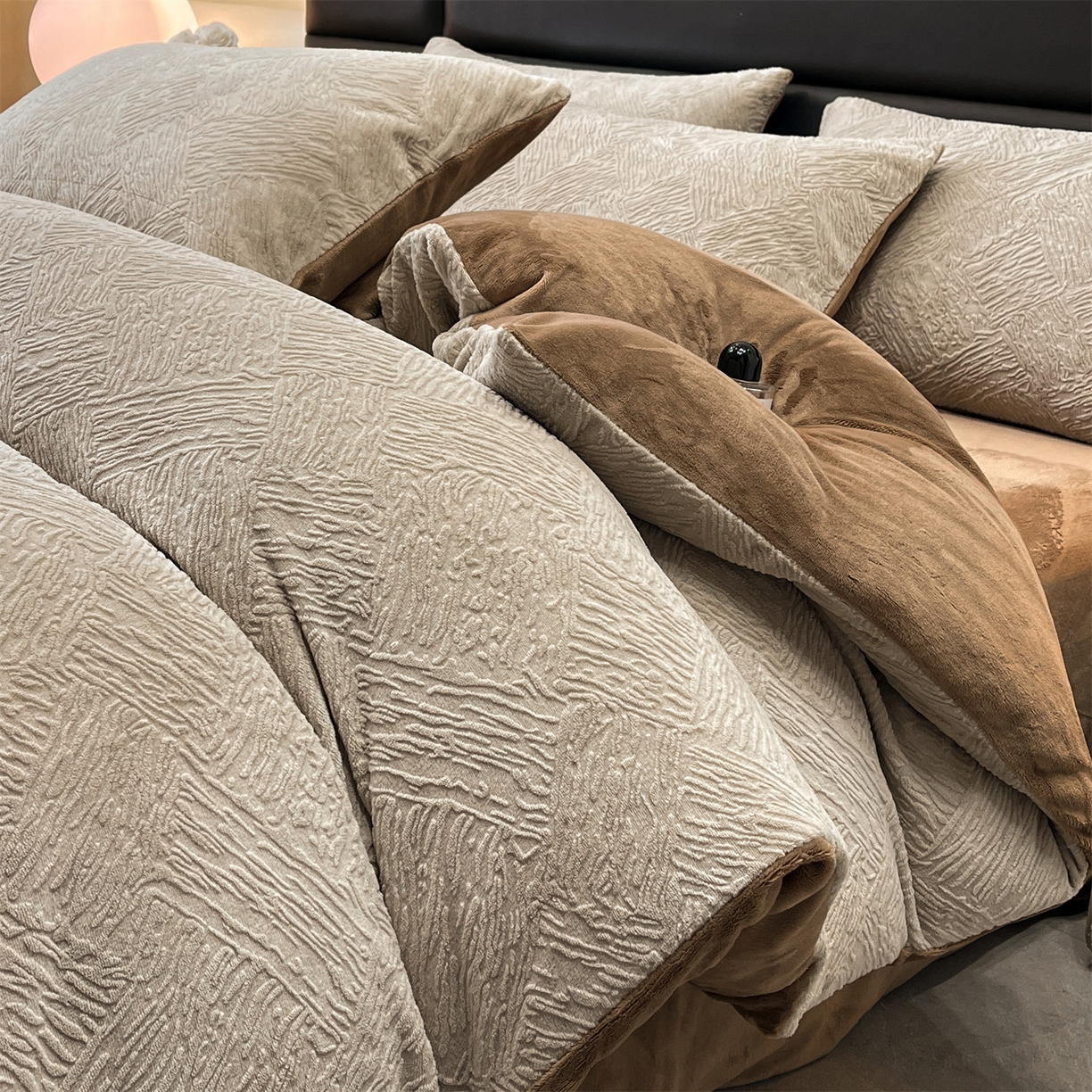 91家纺网 家纺一手货源 找家纺 星座家纺 2025新款牛奶绒雕花四件套 格调-咖