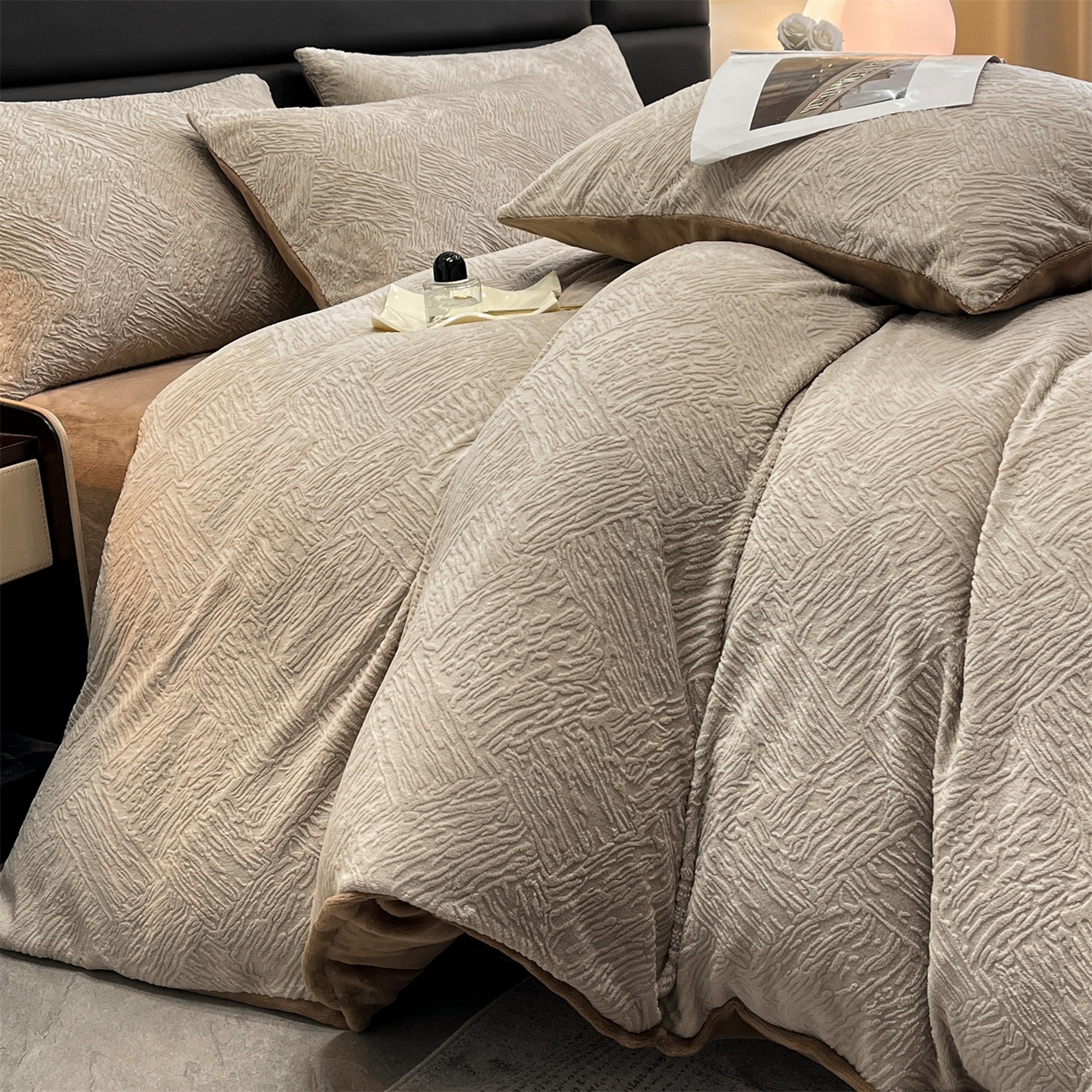 91家纺网 家纺一手货源 找家纺 星座家纺 2025新款牛奶绒雕花四件套 格调-咖