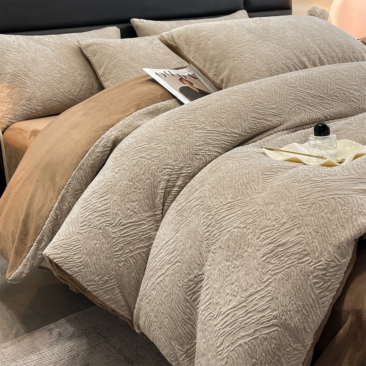 91家纺网 家纺一手货源 找家纺 星座家纺 2025新款牛奶绒雕花四件套 格调-咖