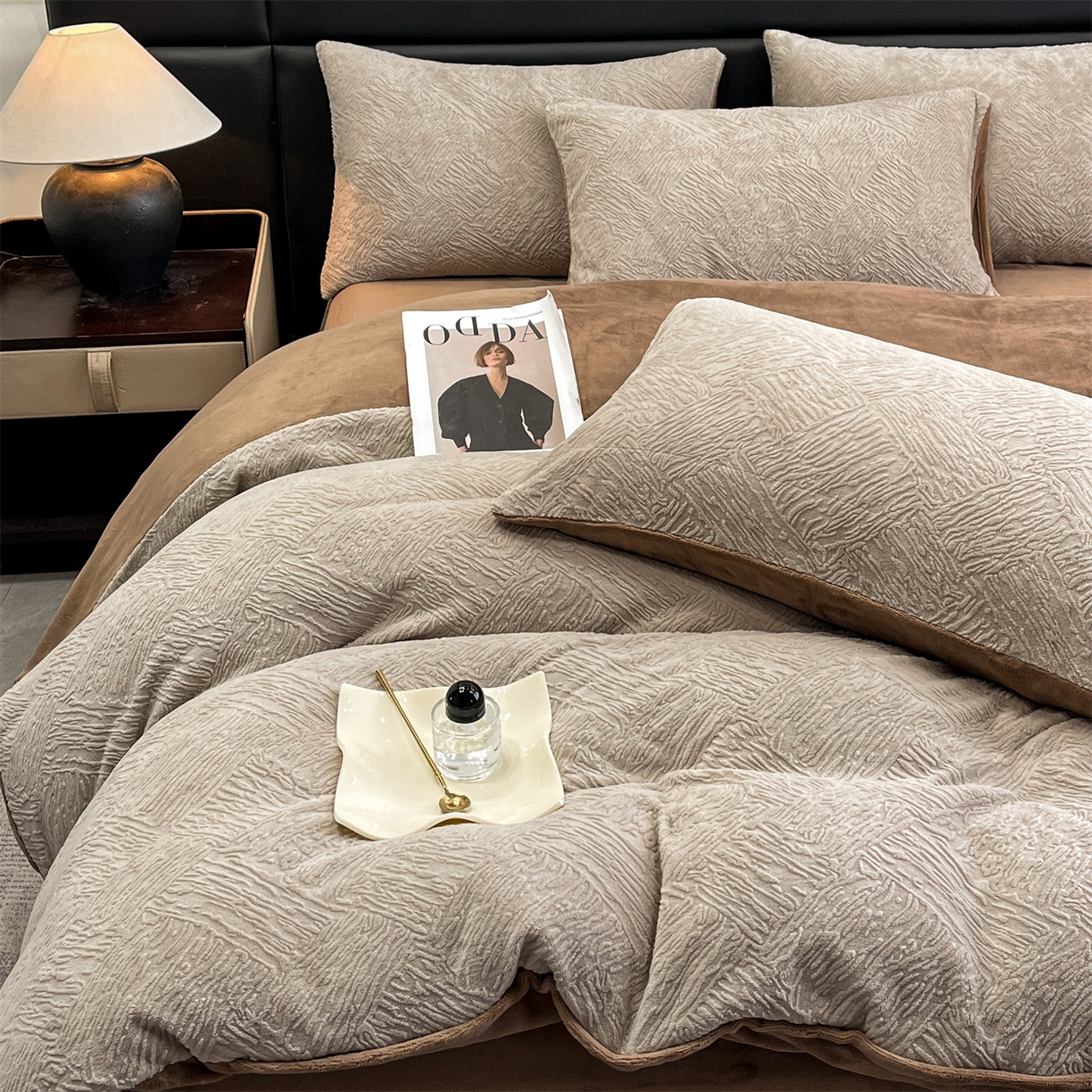 91家纺网 家纺一手货源 找家纺 星座家纺 2025新款牛奶绒雕花四件套 格调-咖