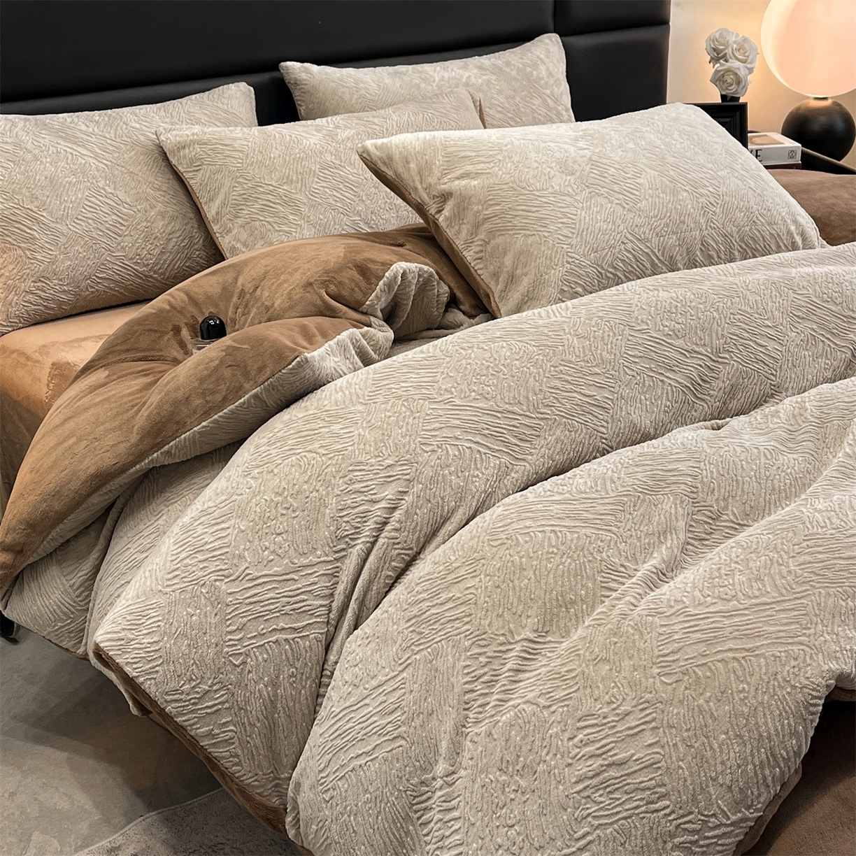 91家纺网 家纺一手货源 找家纺 星座家纺 2025新款牛奶绒雕花四件套 格调-咖