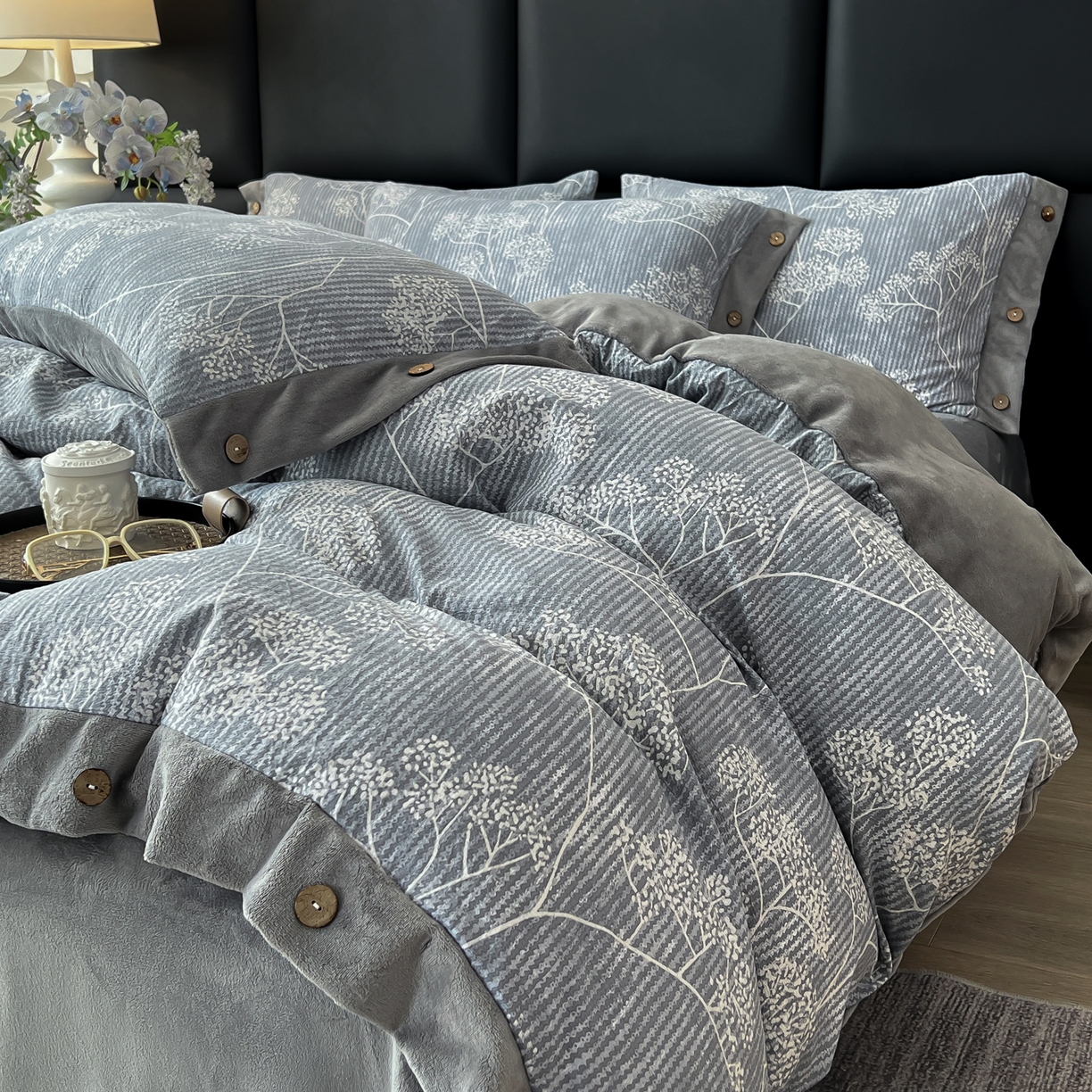 91家纺网 家纺一手货源 找家纺 吾秀家居 2025新款水洗原麻牛奶绒纽扣款四件套 暗香