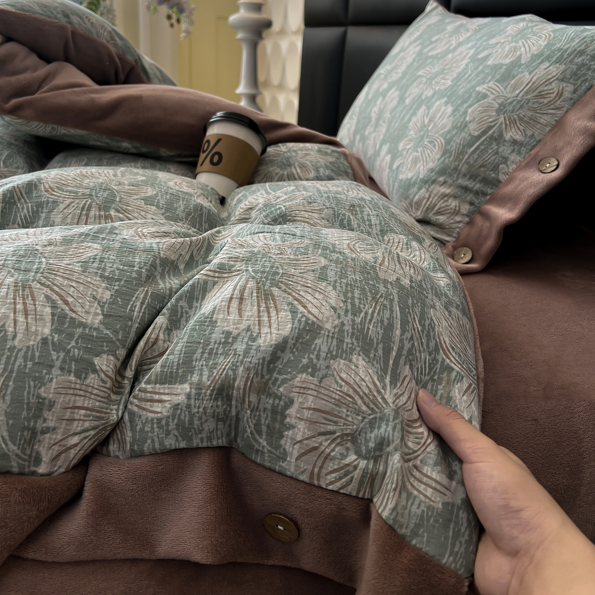 91家纺网 家纺一手货源 找家纺 吾秀家居 2025新款水洗原麻牛奶绒纽扣款四件套 绍华