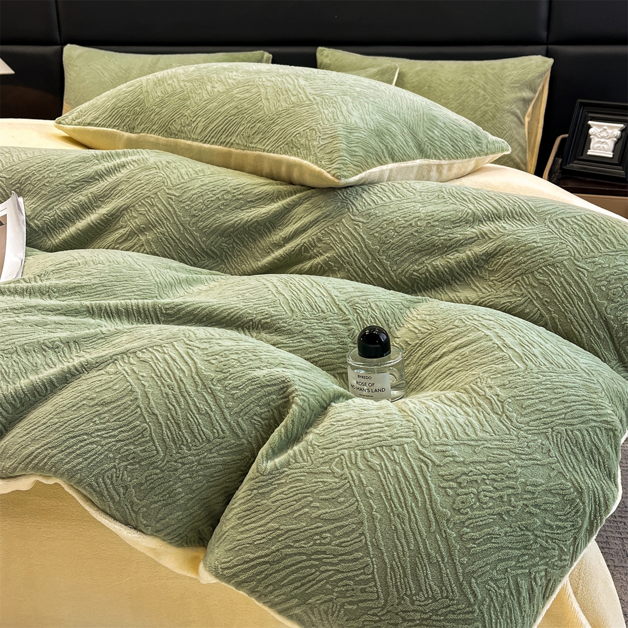 91家纺网 家纺一手货源 找家纺 星座家纺 2025新款牛奶绒雕花四件套 格调-绿