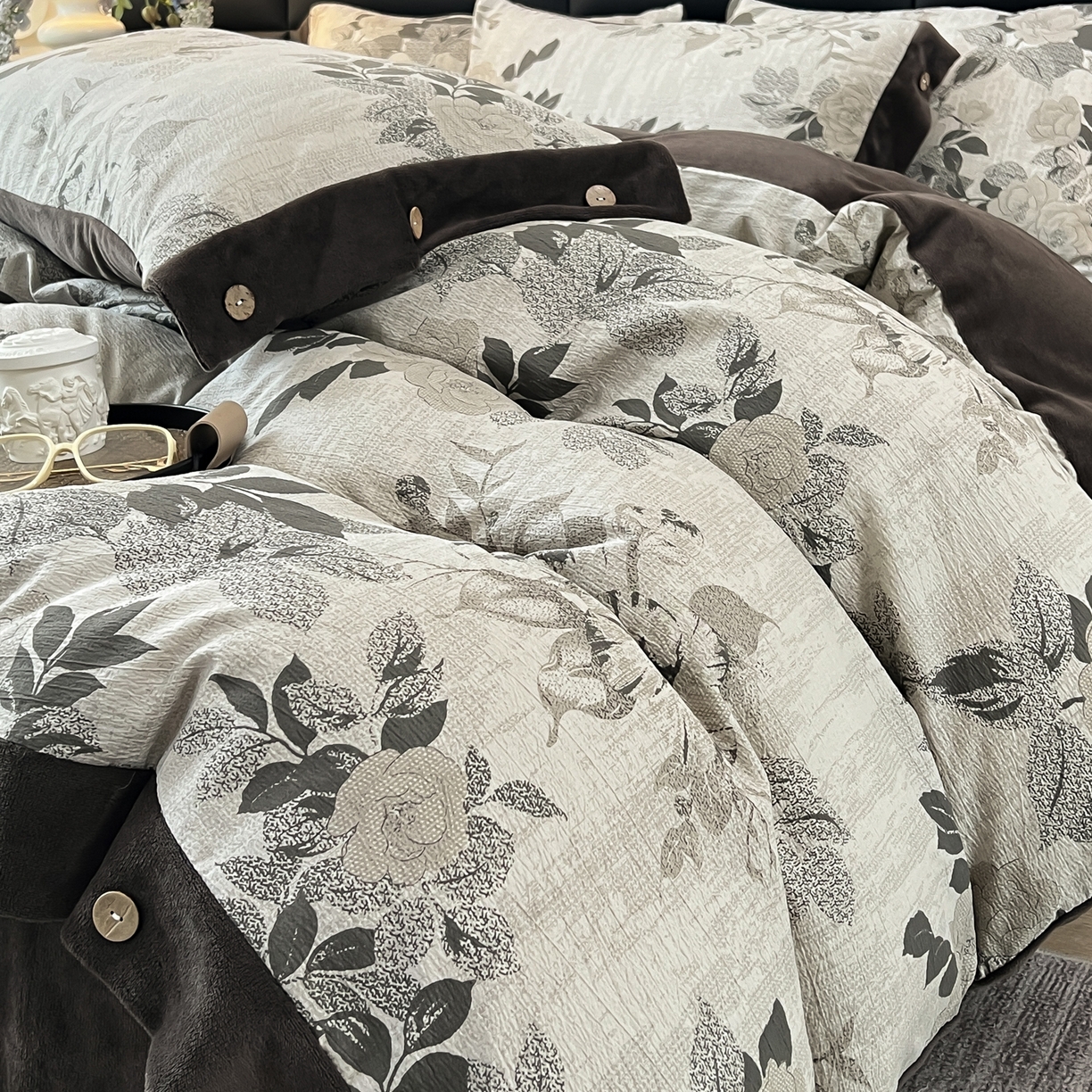 91家纺网 家纺一手货源 找家纺 吾秀家居 2025新款水洗原麻牛奶绒纽扣款四件套 晓梦