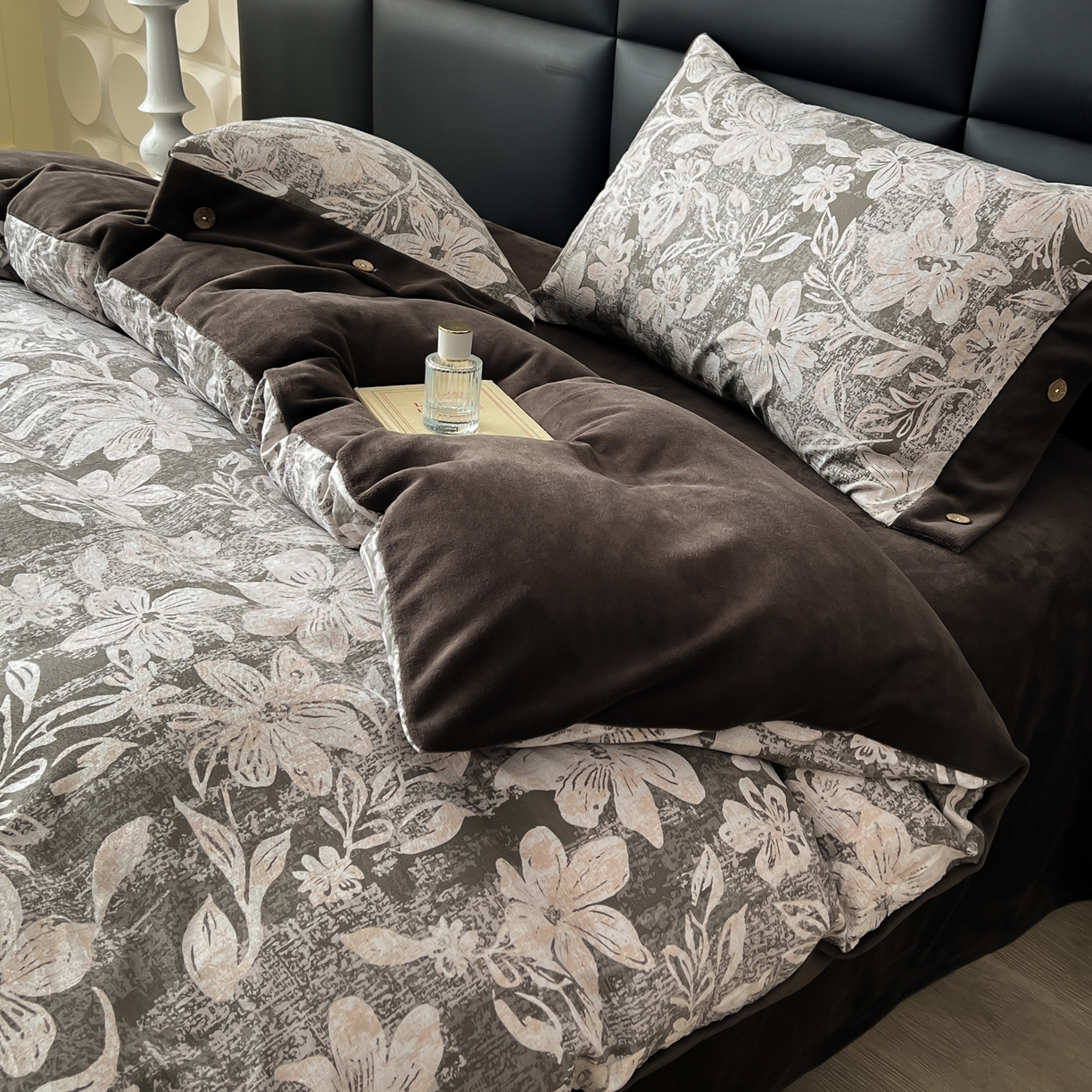 91家纺网 家纺一手货源 找家纺 吾秀家居 2025新款水洗原麻牛奶绒纽扣款四件套 叠影