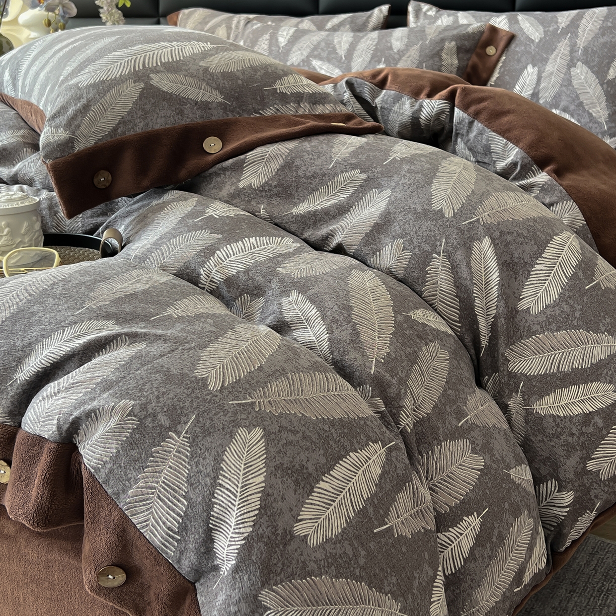 91家纺网 家纺一手货源 找家纺 吾秀家居 2025新款水洗原麻牛奶绒纽扣款四件套 羽叶