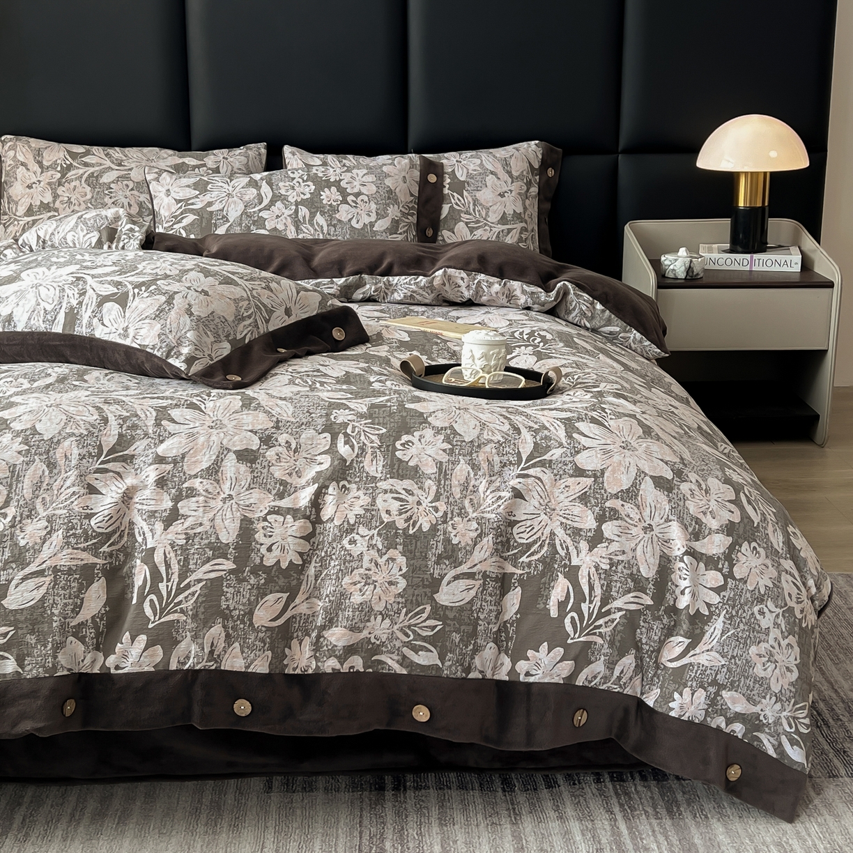 91家纺网 家纺一手货源 找家纺 吾秀家居 2025新款水洗原麻牛奶绒纽扣款四件套 叠影