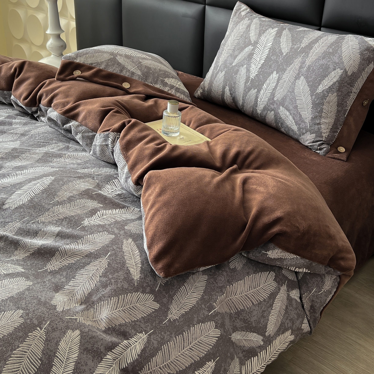 91家纺网 家纺一手货源 找家纺 吾秀家居 2025新款水洗原麻牛奶绒纽扣款四件套 羽叶