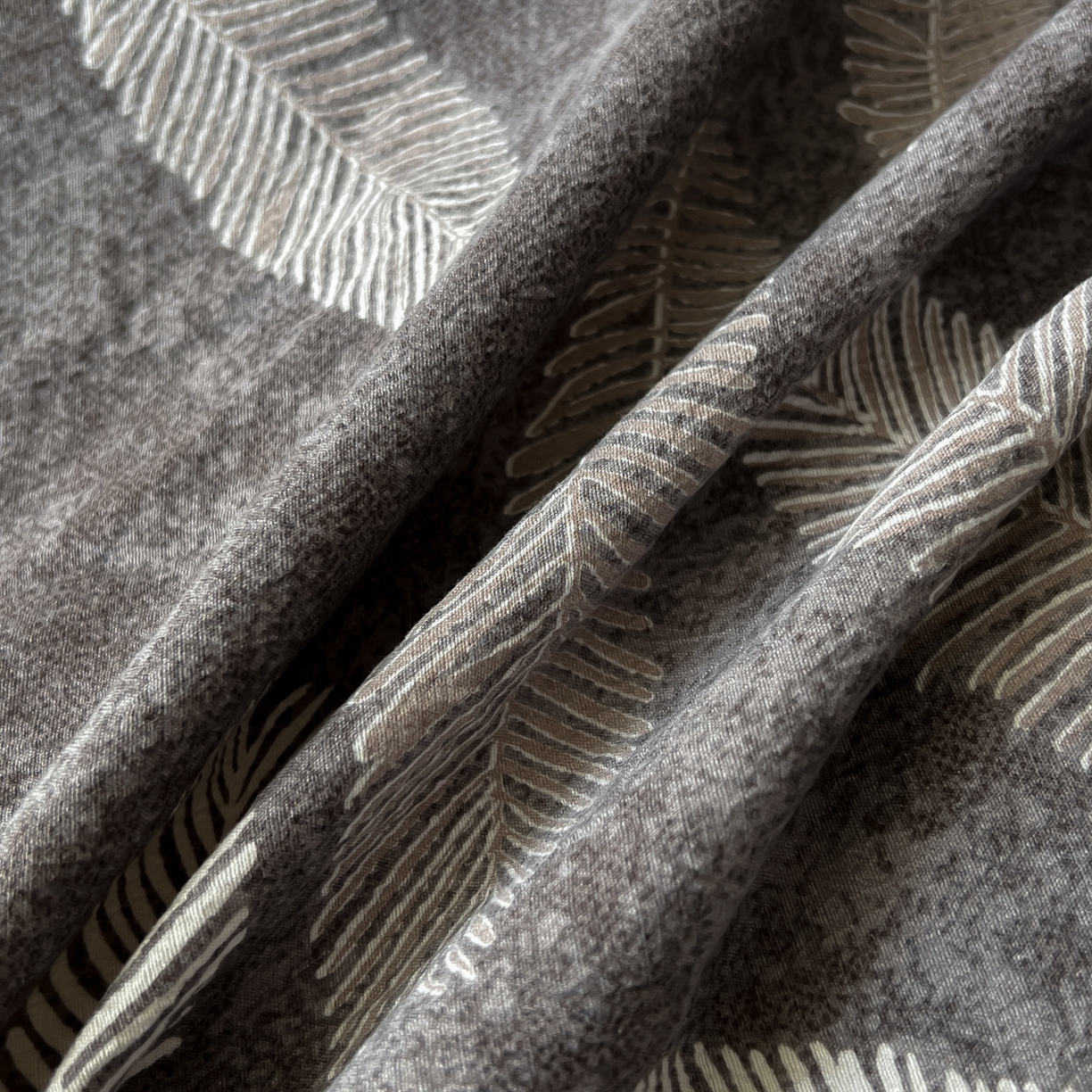 91家纺网 家纺一手货源 找家纺 吾秀家居 2025新款水洗原麻牛奶绒纽扣款四件套 羽叶