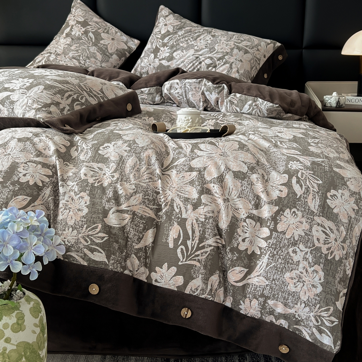 吾秀家居 2025新款水洗原麻牛奶绒纽扣款四件套 叠影