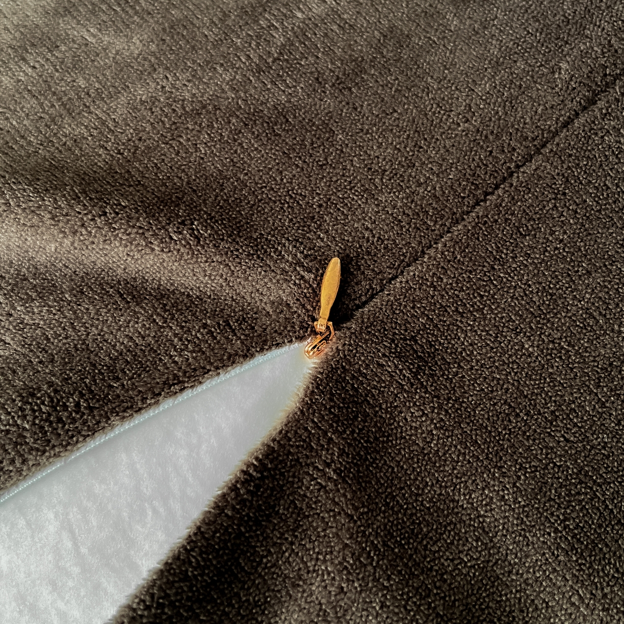 91家纺网 家纺一手货源 找家纺 吾秀家居 2025新款水洗原麻牛奶绒纽扣款四件套 叠影