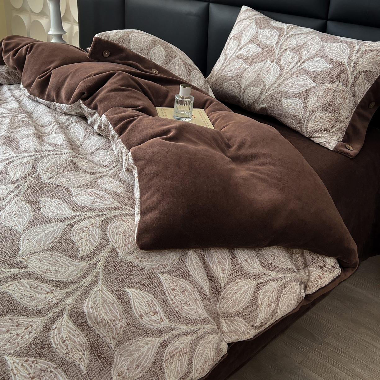 91家纺网 家纺一手货源 找家纺 吾秀家居 2025新款水洗原麻牛奶绒纽扣款四件套 叶藤