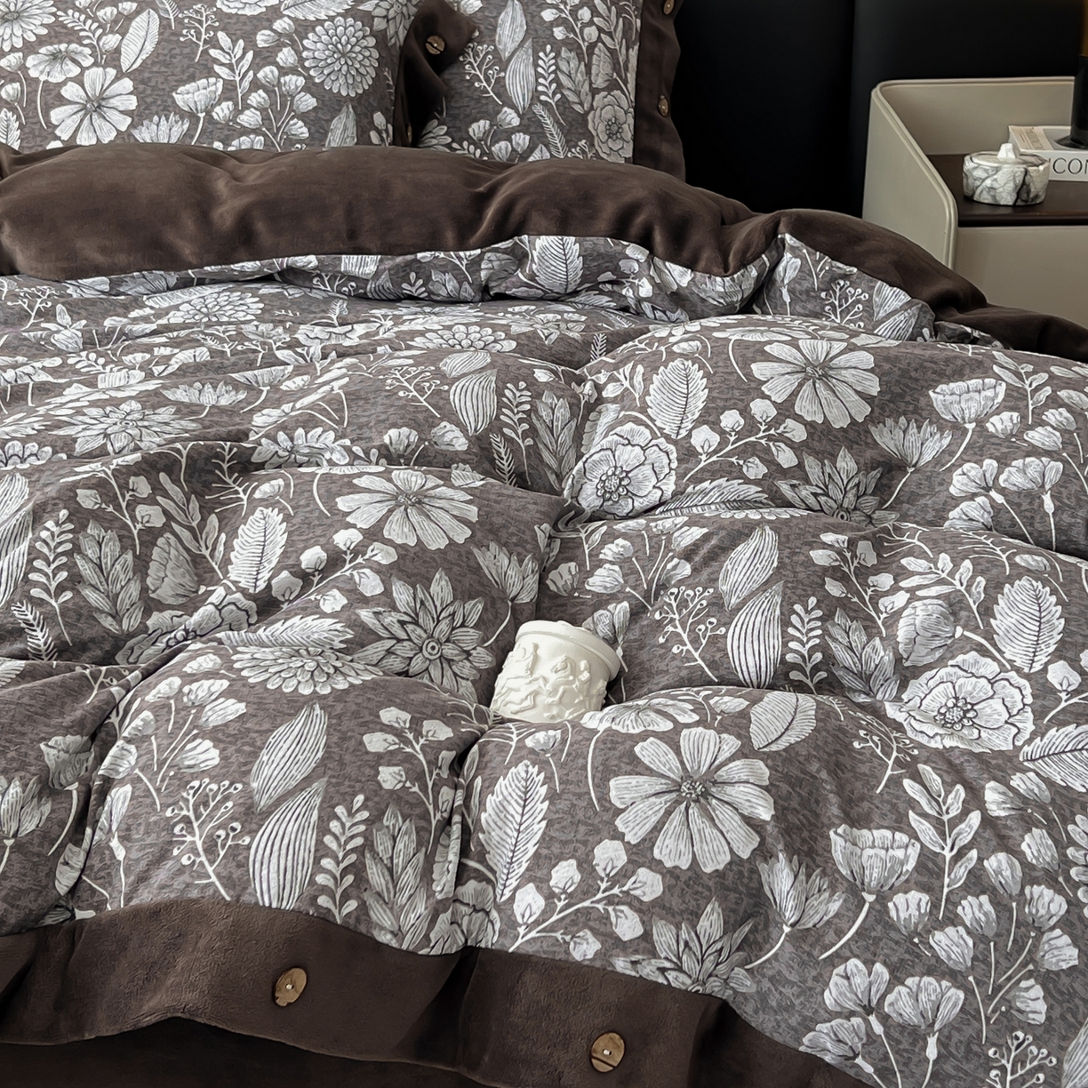 91家纺网 家纺一手货源 找家纺 吾秀家居 2025新款水洗原麻牛奶绒纽扣款四件套 芳菲