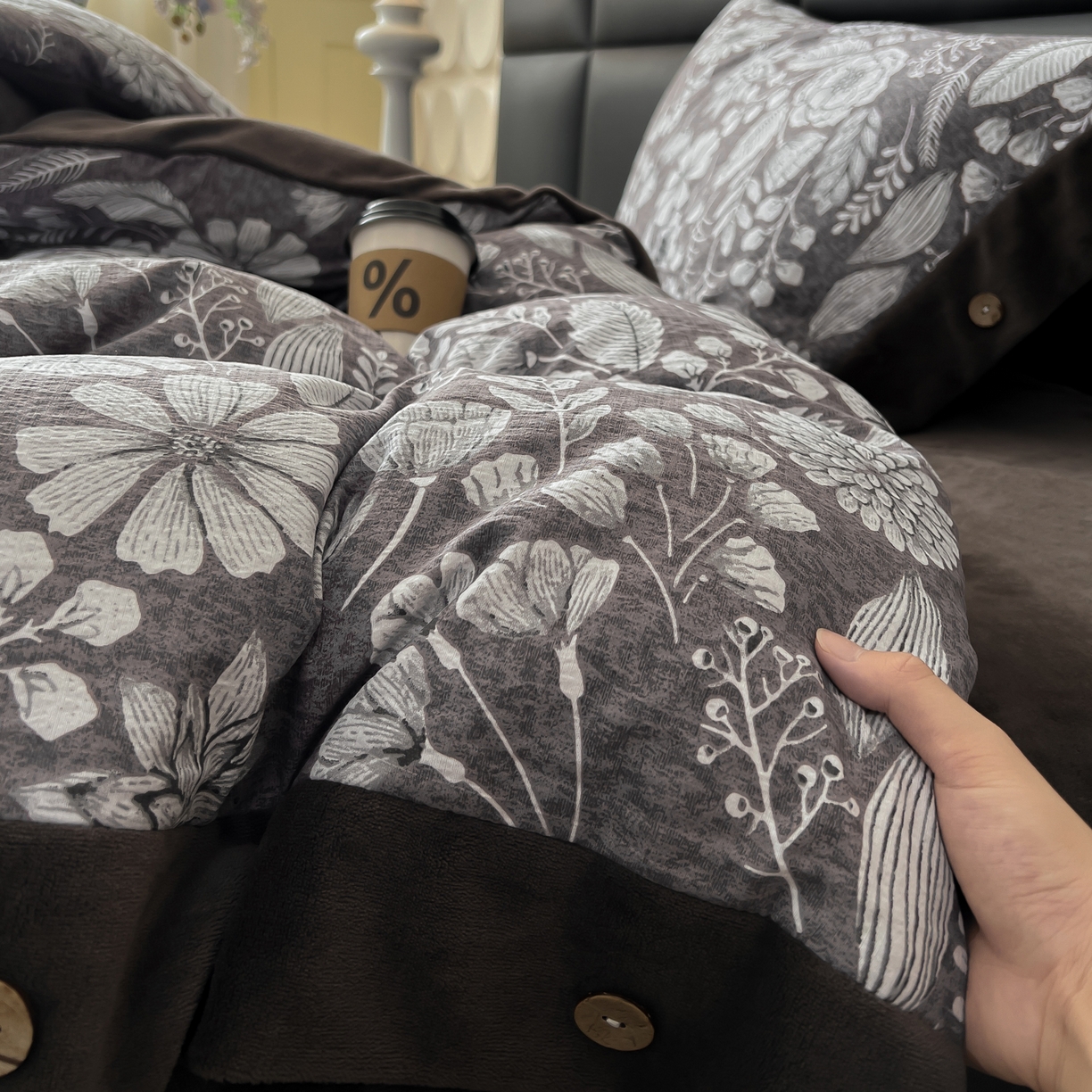 91家纺网 家纺一手货源 找家纺 吾秀家居 2025新款水洗原麻牛奶绒纽扣款四件套 芳菲