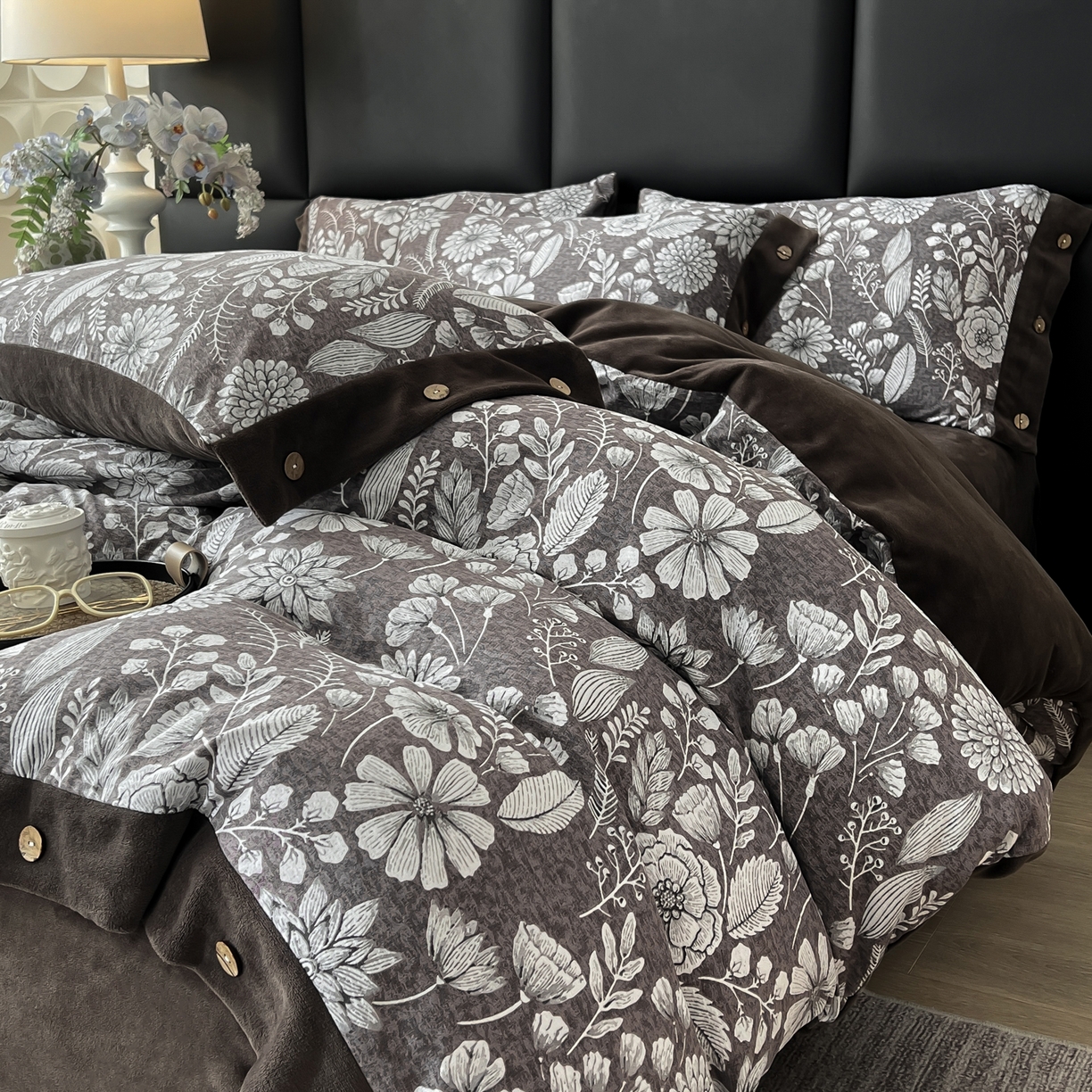 91家纺网 家纺一手货源 找家纺 吾秀家居 2025新款水洗原麻牛奶绒纽扣款四件套 芳菲