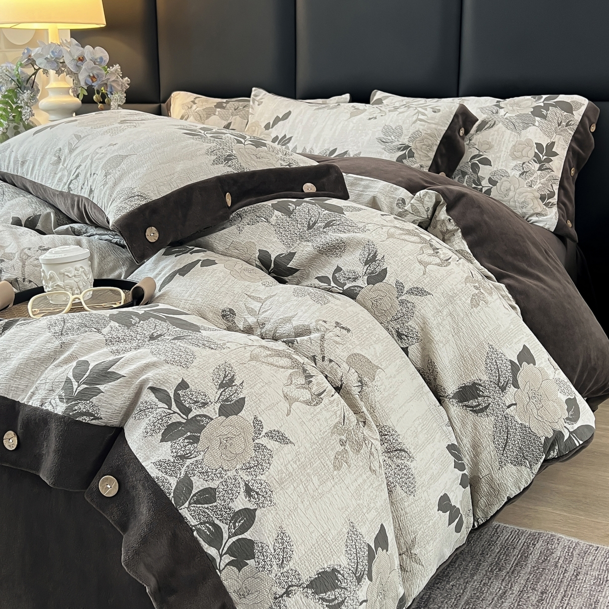 91家纺网 家纺一手货源 找家纺 吾秀家居 2025新款水洗原麻牛奶绒纽扣款四件套 晓梦