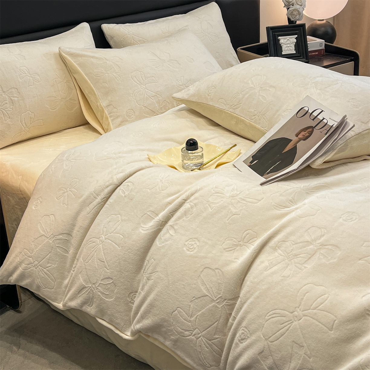 91家纺网 家纺一手货源 找家纺 星座家纺 2025新款牛奶绒雕花四件套 蝴蝶结-白