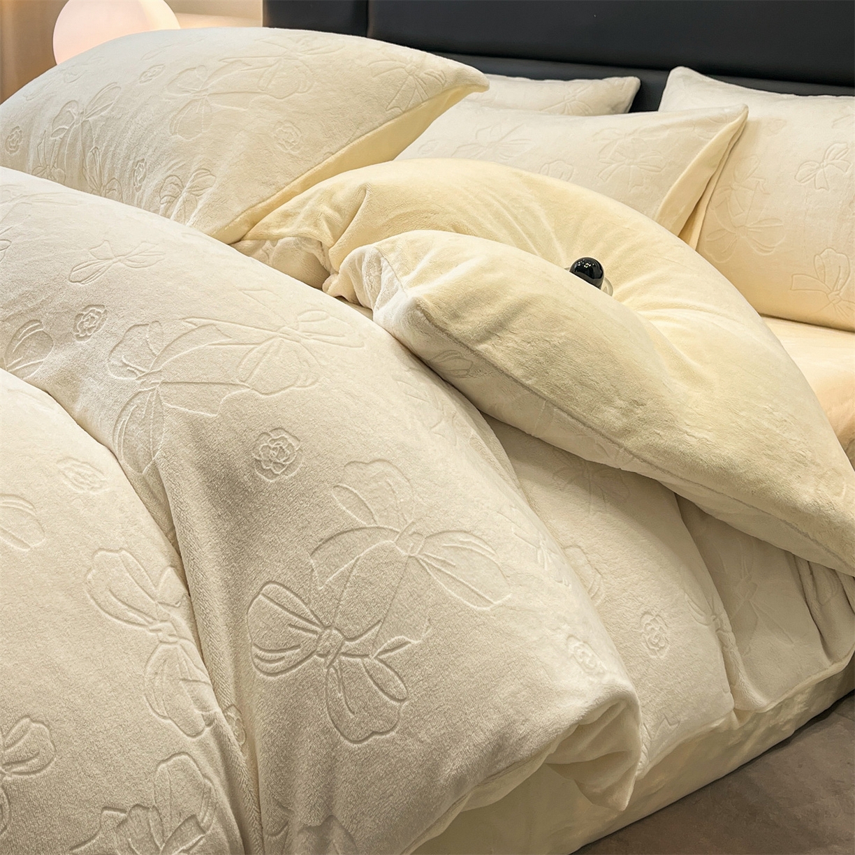 91家纺网 家纺一手货源 找家纺 星座家纺 2025新款牛奶绒雕花四件套 蝴蝶结-白