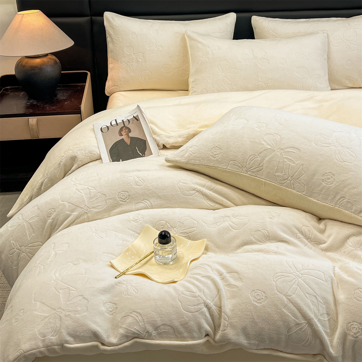 91家纺网 家纺一手货源 找家纺 星座家纺 2025新款牛奶绒雕花四件套 蝴蝶结-白