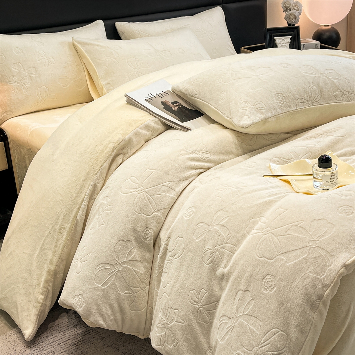 91家纺网 家纺一手货源 找家纺 星座家纺 2025新款牛奶绒雕花四件套 蝴蝶结-白