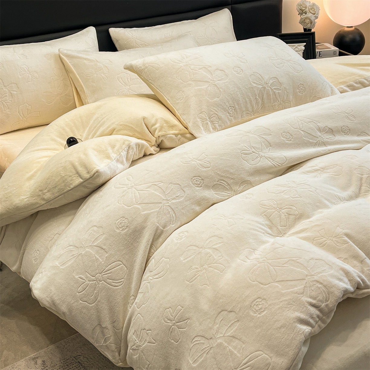 91家纺网 家纺一手货源 找家纺 星座家纺 2025新款牛奶绒雕花四件套 蝴蝶结-白