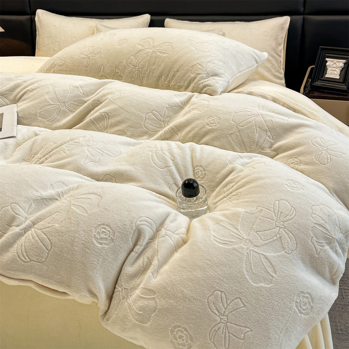 91家纺网 家纺一手货源 找家纺 星座家纺 2025新款牛奶绒雕花四件套 蝴蝶结-白