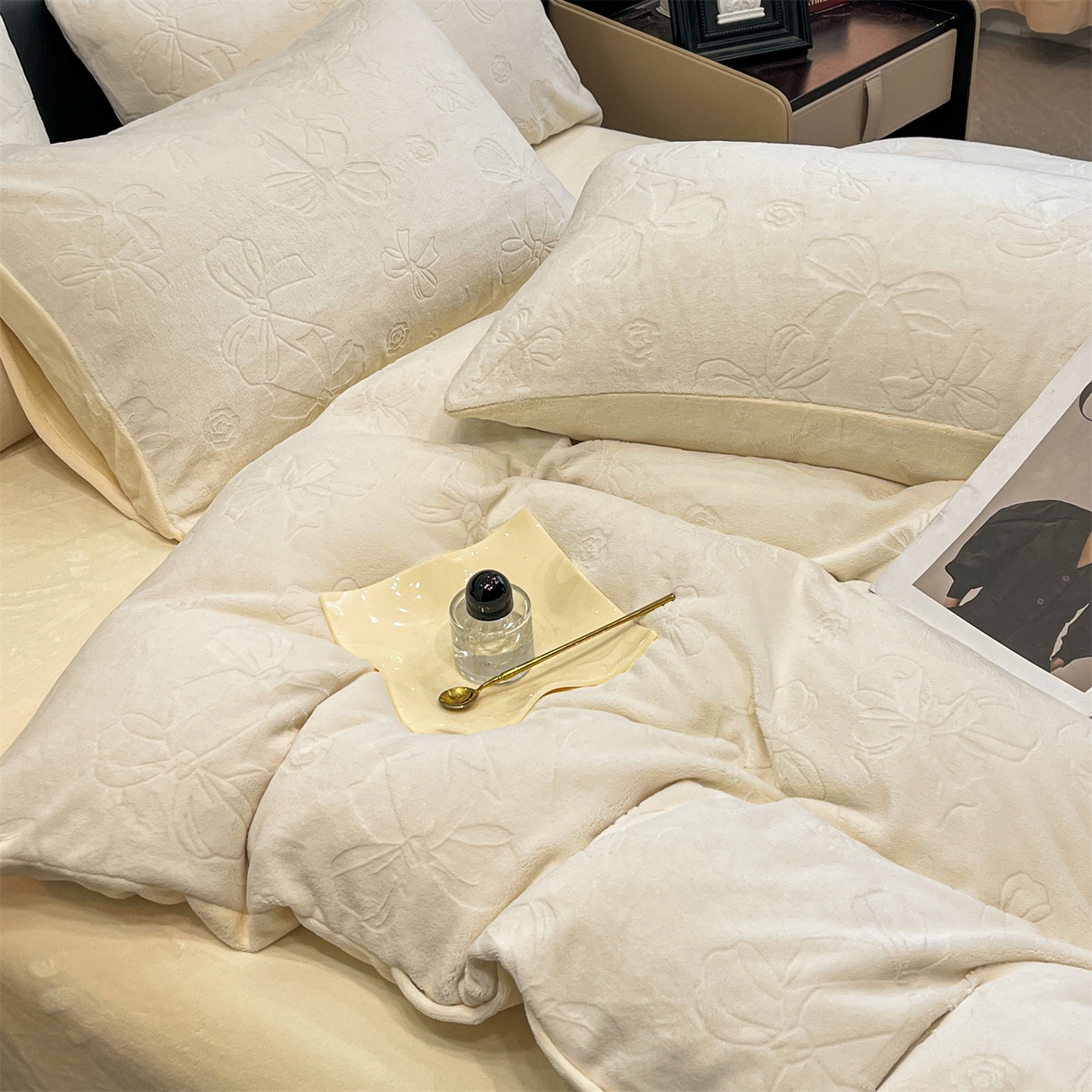 91家纺网 家纺一手货源 找家纺 星座家纺 2025新款牛奶绒雕花四件套 蝴蝶结-白