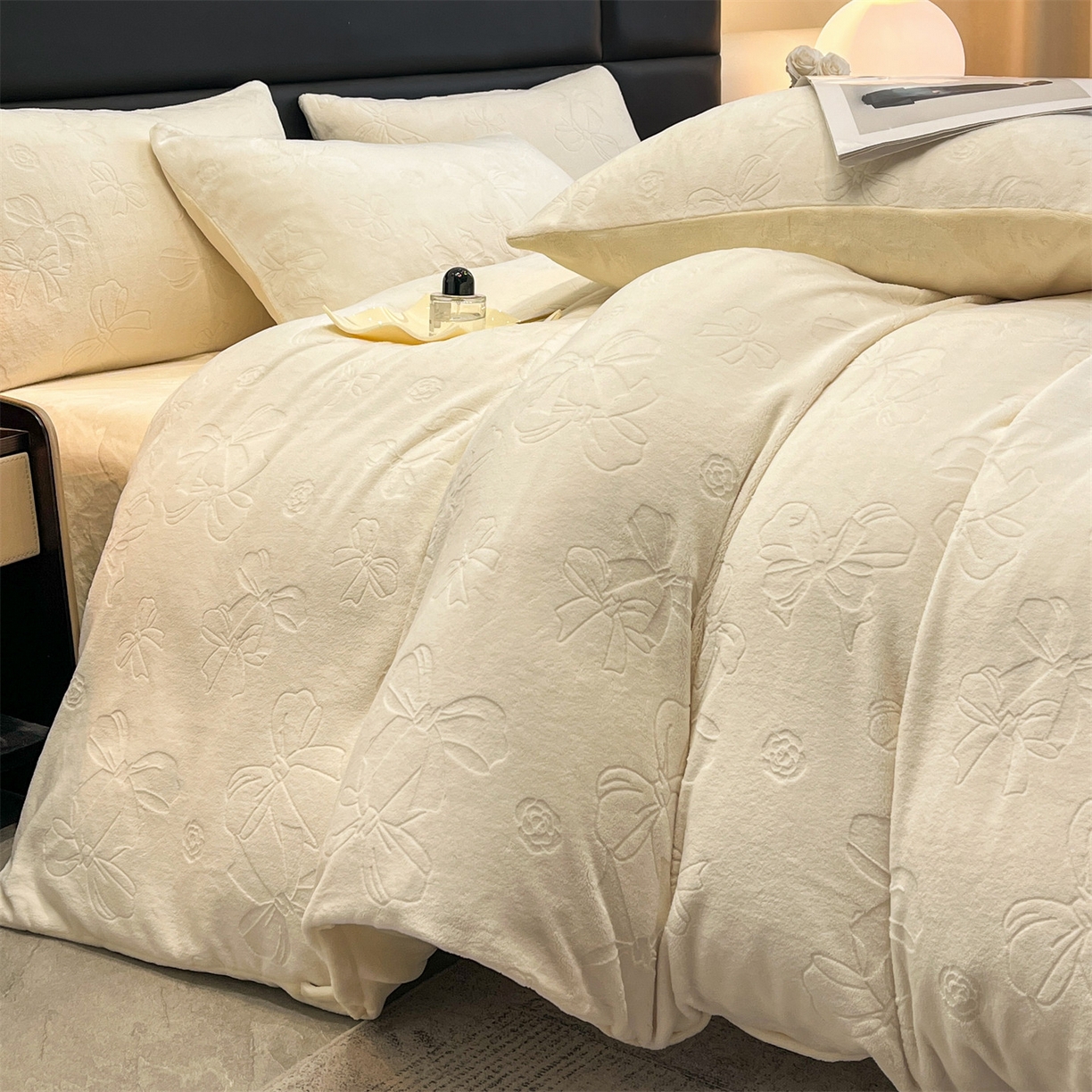 91家纺网 家纺一手货源 找家纺 星座家纺 2025新款牛奶绒雕花四件套 蝴蝶结-白