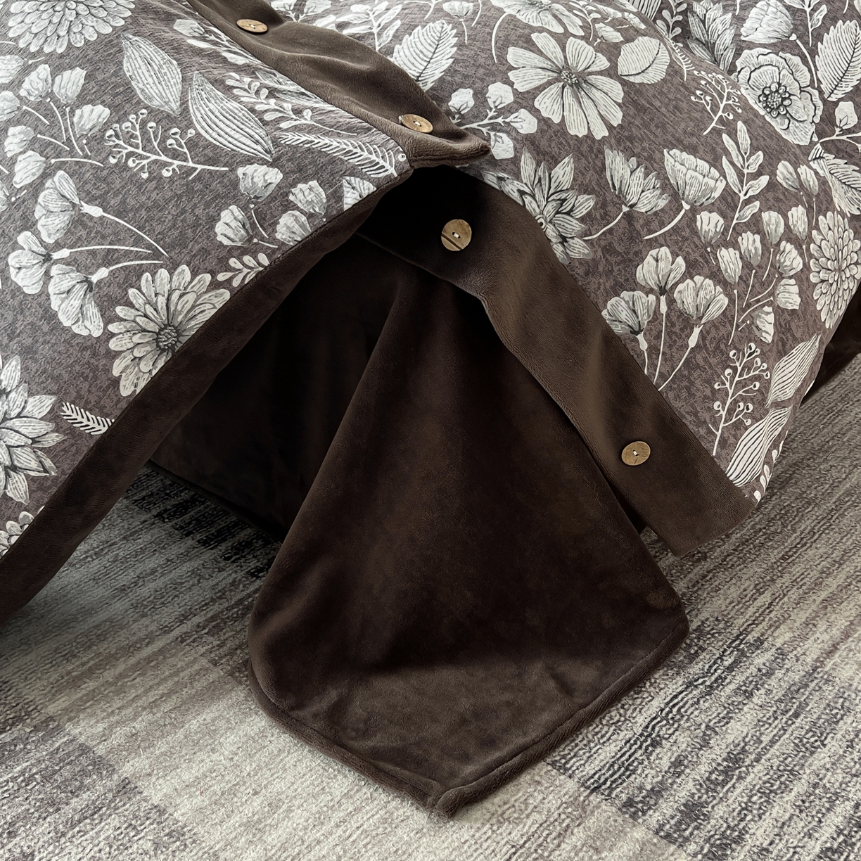 91家纺网 家纺一手货源 找家纺 吾秀家居 2025新款水洗原麻牛奶绒纽扣款四件套 芳菲