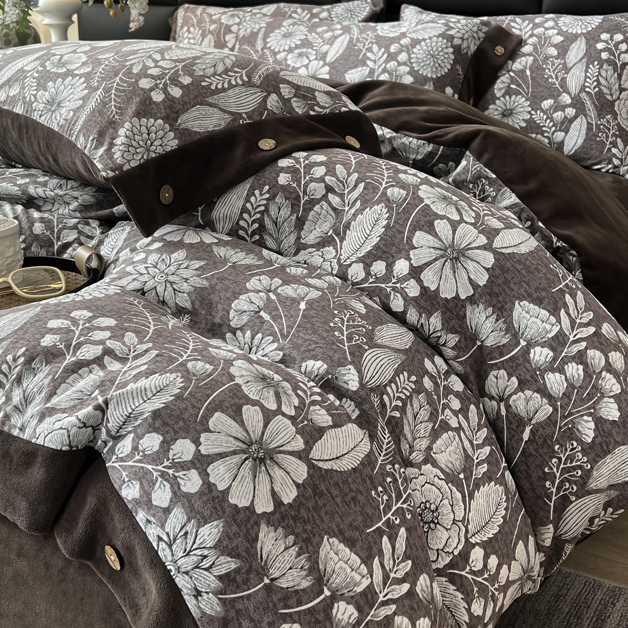 91家纺网 家纺一手货源 找家纺 吾秀家居 2025新款水洗原麻牛奶绒纽扣款四件套 芳菲