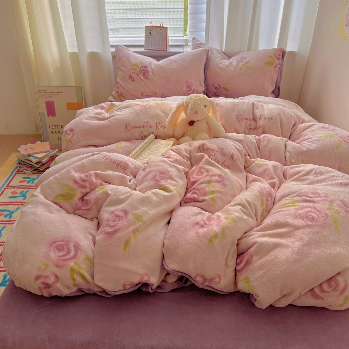 91家纺网 家纺一手货源 找家纺 小叮当家纺仓储工厂店 买家秀 爆款花型2025新款200克牛奶绒小清新卡通复古风四件套 千寻花语