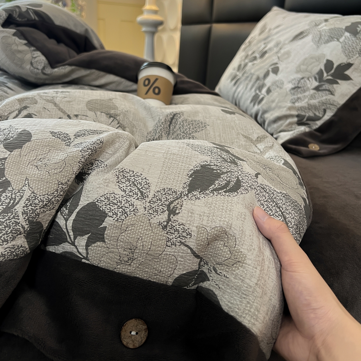 91家纺网 家纺一手货源 找家纺 吾秀家居 2025新款水洗原麻牛奶绒纽扣款四件套 晓梦