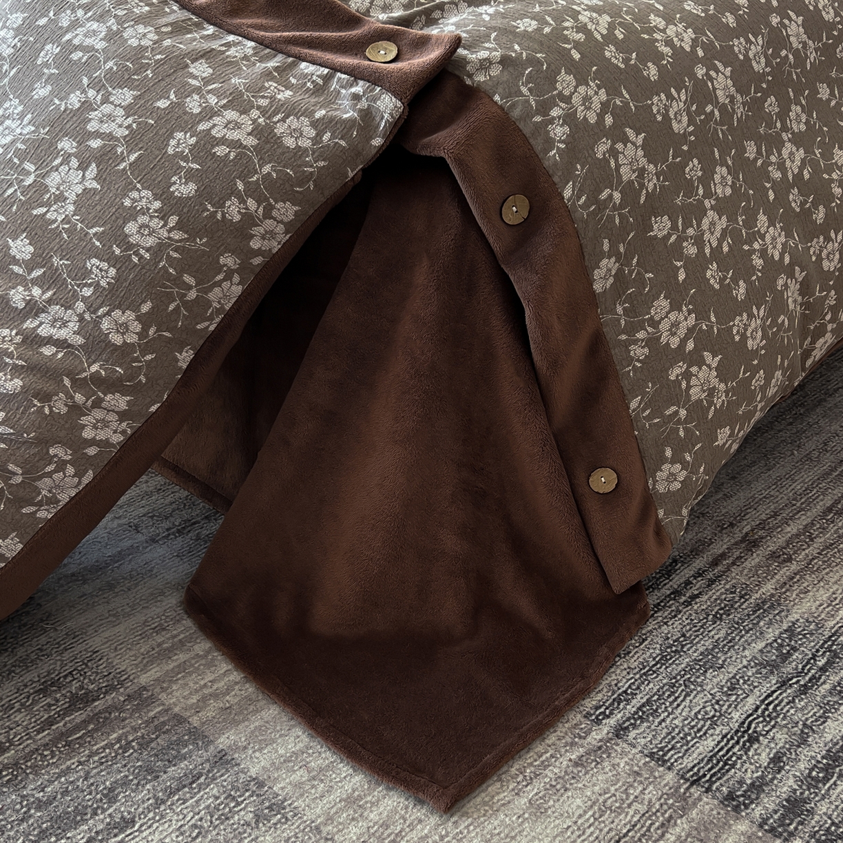 91家纺网 家纺一手货源 找家纺 吾秀家居 2025新款水洗原麻牛奶绒纽扣款四件套 花梦