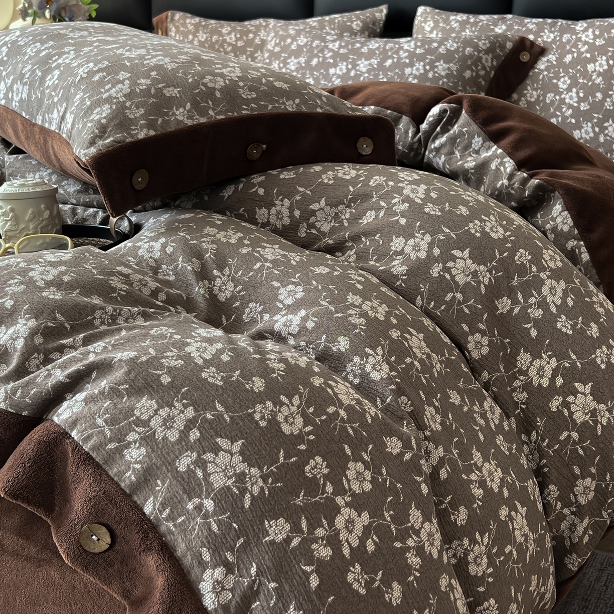 91家纺网 家纺一手货源 找家纺 吾秀家居 2025新款水洗原麻牛奶绒纽扣款四件套 花梦