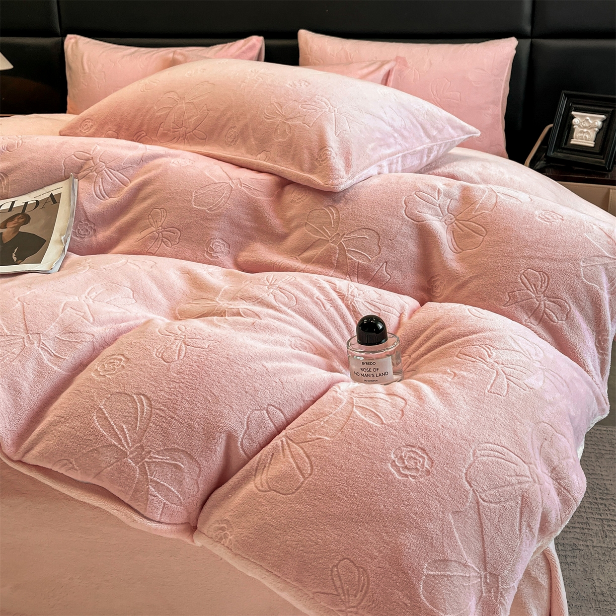 91家纺网 家纺一手货源 找家纺 星座家纺 2025新款牛奶绒雕花四件套 蝴蝶结-粉