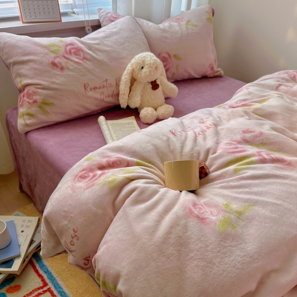 91家纺网 家纺一手货源 找家纺 小叮当家纺仓储工厂店 买家秀 爆款花型2025新款200克牛奶绒小清新卡通复古风四件套 千寻花语