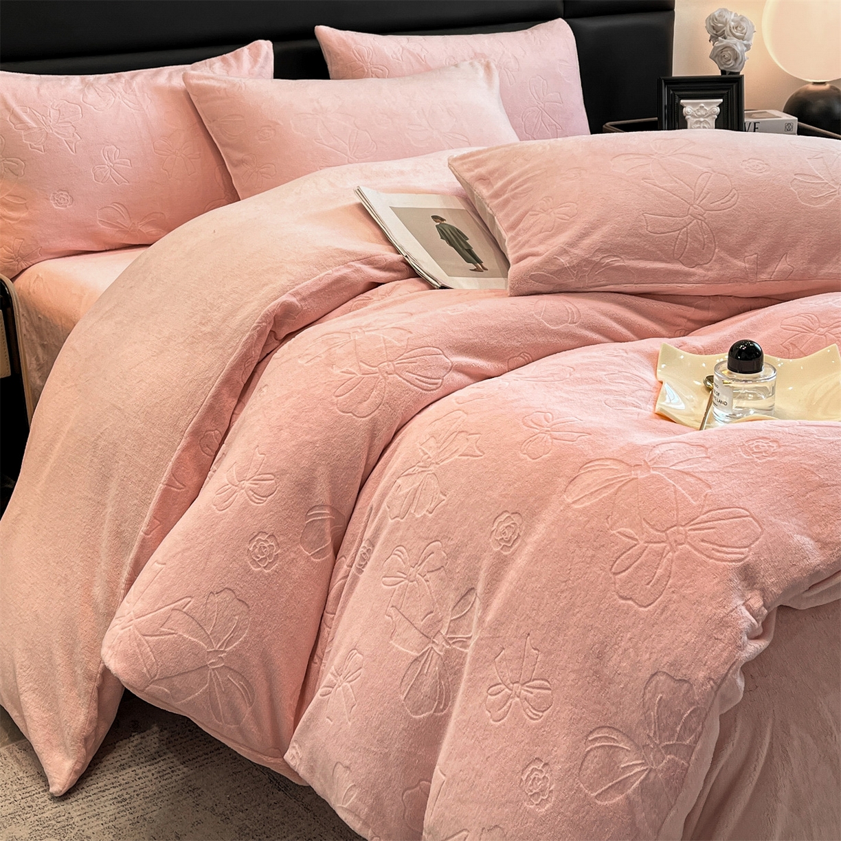 91家纺网 家纺一手货源 找家纺 星座家纺 2025新款牛奶绒雕花四件套 蝴蝶结-粉