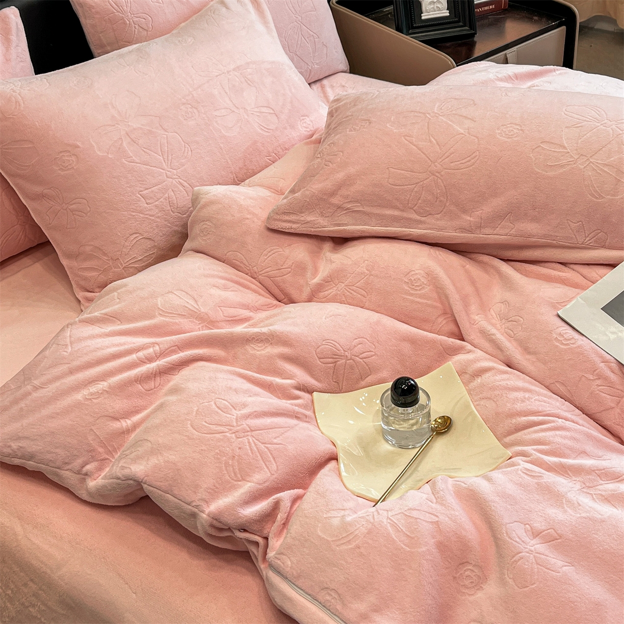 91家纺网 家纺一手货源 找家纺 星座家纺 2025新款牛奶绒雕花四件套 蝴蝶结-粉