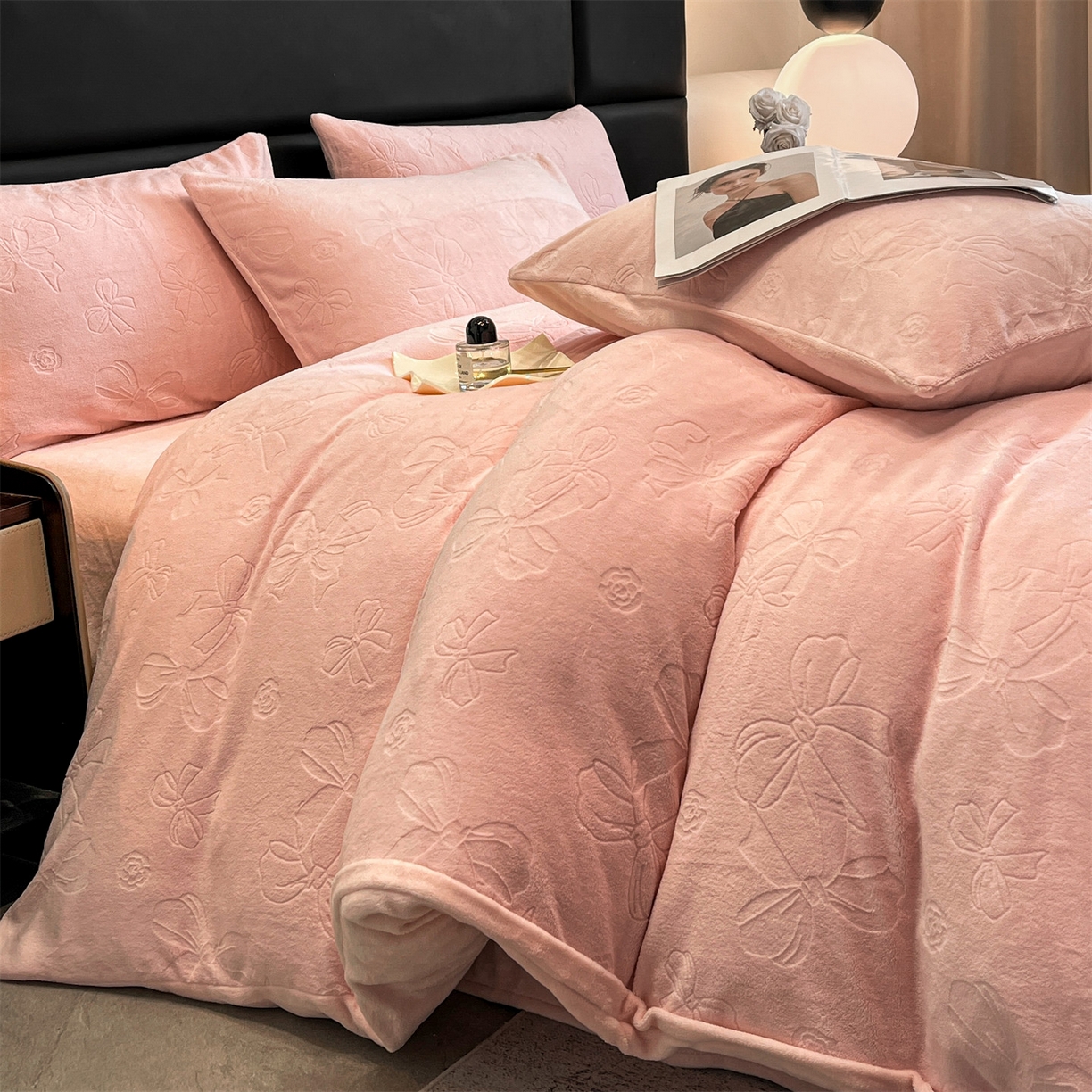 91家纺网 家纺一手货源 找家纺 星座家纺 2025新款牛奶绒雕花四件套 蝴蝶结-粉