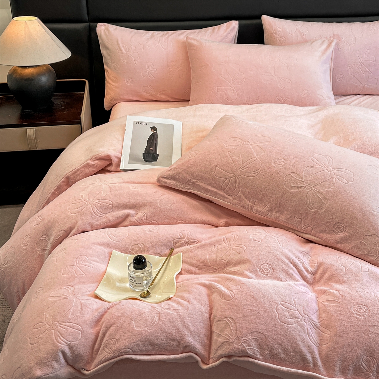 91家纺网 家纺一手货源 找家纺 星座家纺 2025新款牛奶绒雕花四件套 蝴蝶结-粉