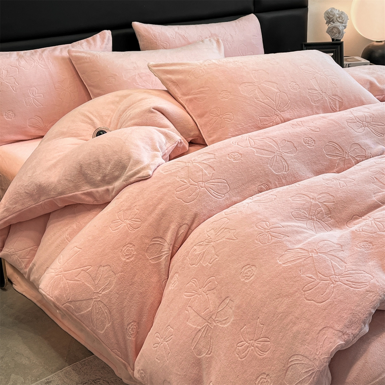 91家纺网 家纺一手货源 找家纺 星座家纺 2025新款牛奶绒雕花四件套 蝴蝶结-粉