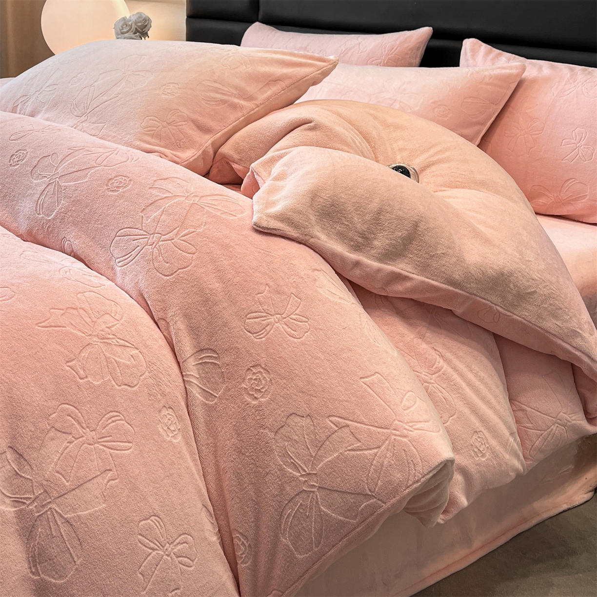 91家纺网 家纺一手货源 找家纺 星座家纺 2025新款牛奶绒雕花四件套 蝴蝶结-粉