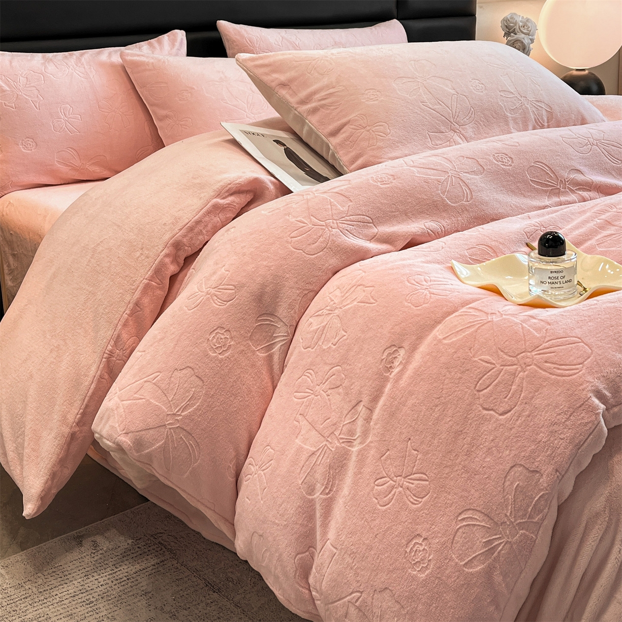 91家纺网 家纺一手货源 找家纺 星座家纺 2025新款牛奶绒雕花四件套 蝴蝶结-粉